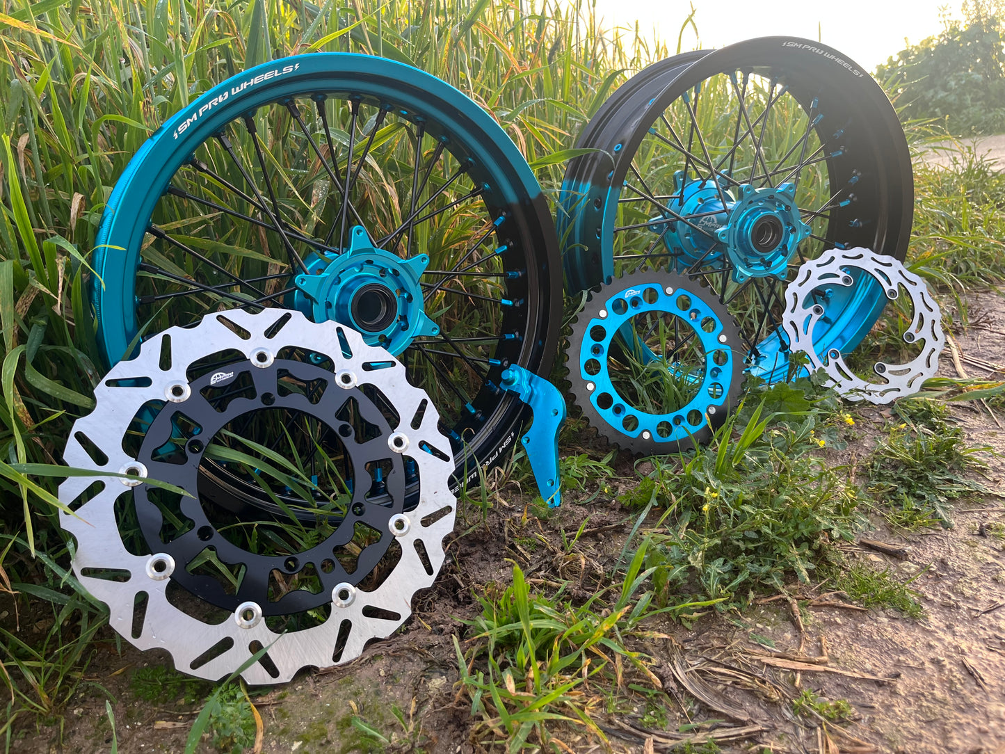 Llantas Supermotard bicolor negro/celeste anodizado + accesorios