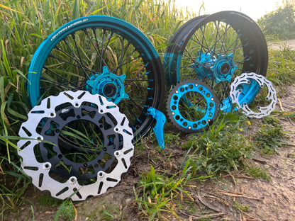 Llantas Supermotard bicolor negro/celeste anodizado + accesorios