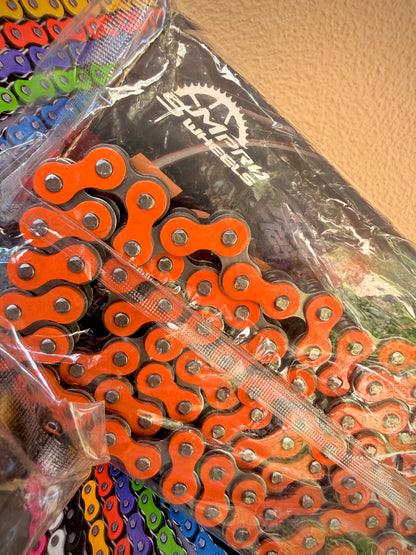 Cadena para supermotard, enduro o cross de la marca Smprowheels, mostrando los eslabones y detalles de la cadena en la imagen.
