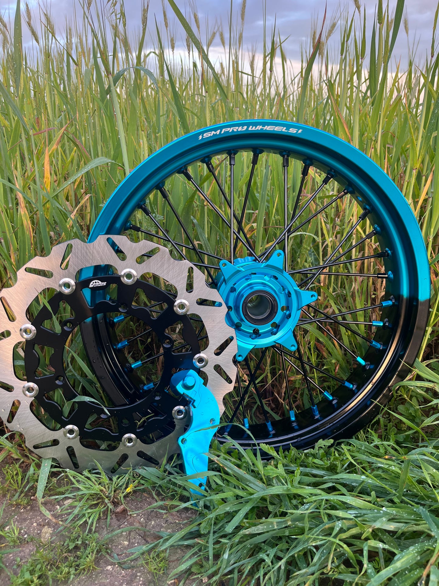 Llantas Supermotard bicolor negro/celeste anodizado + accesorios