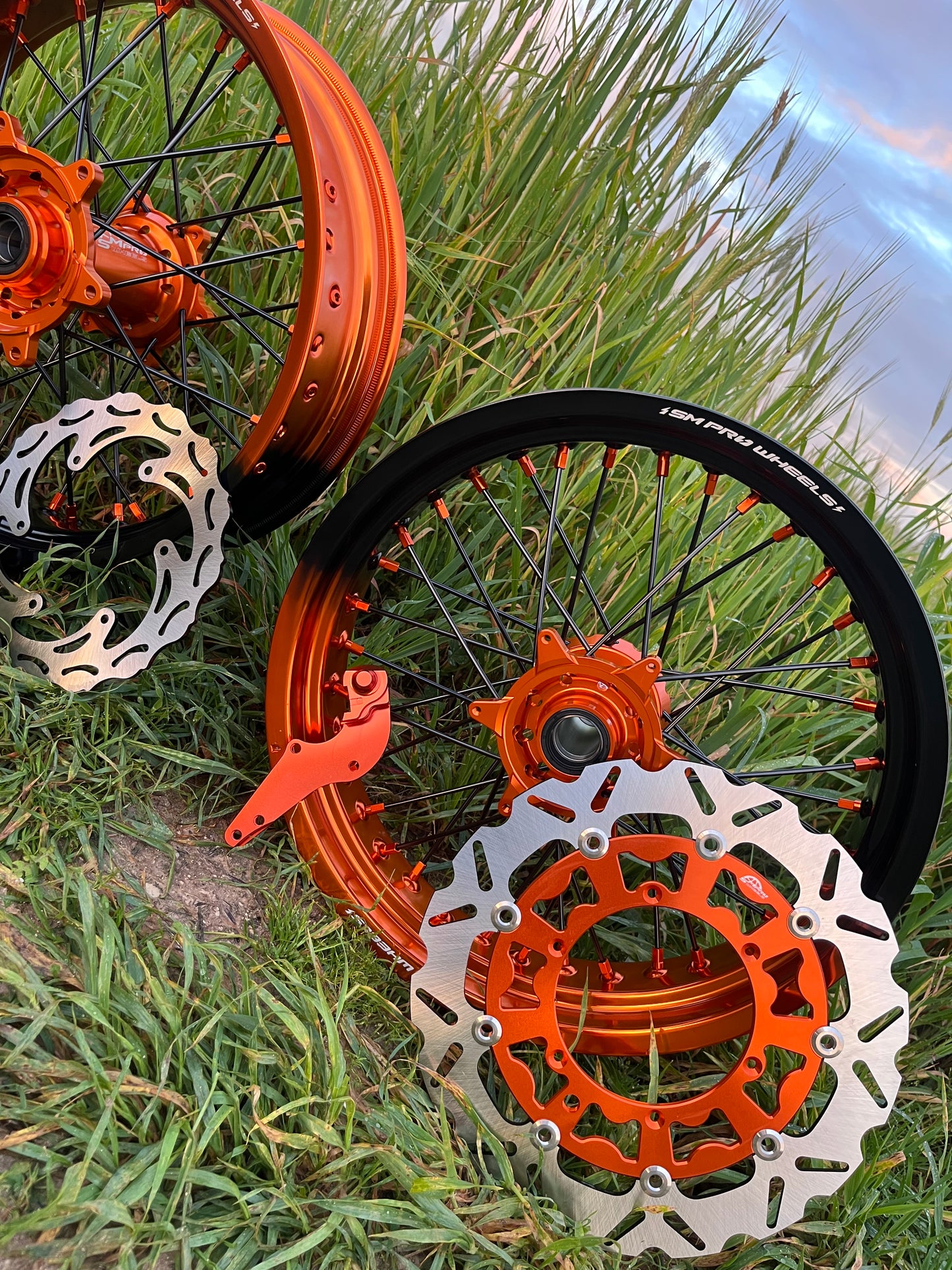 Llantas Bicolor Naranja/Negro  completas + accesorios