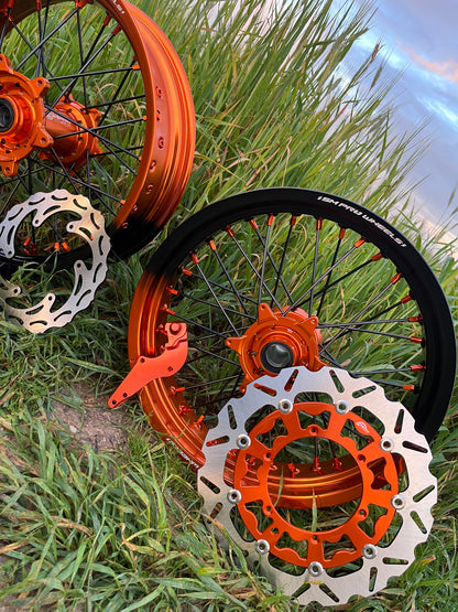 Llantas Bicolor Naranja/Negro  completas + accesorios