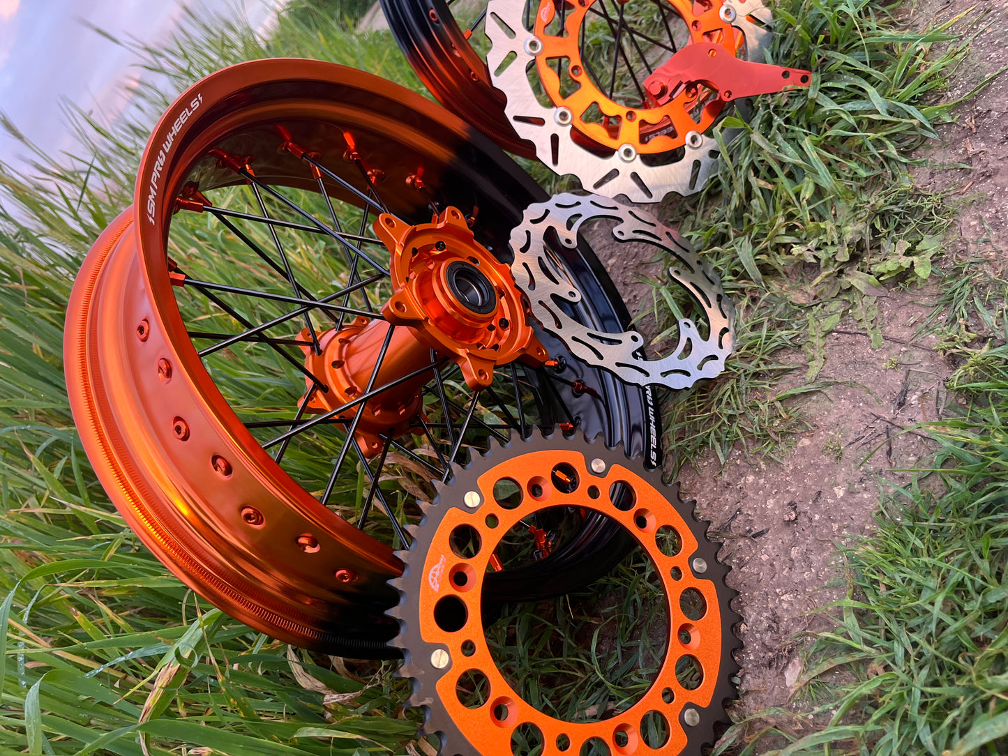 Llantas Bicolor Naranja/Negro  completas + accesorios