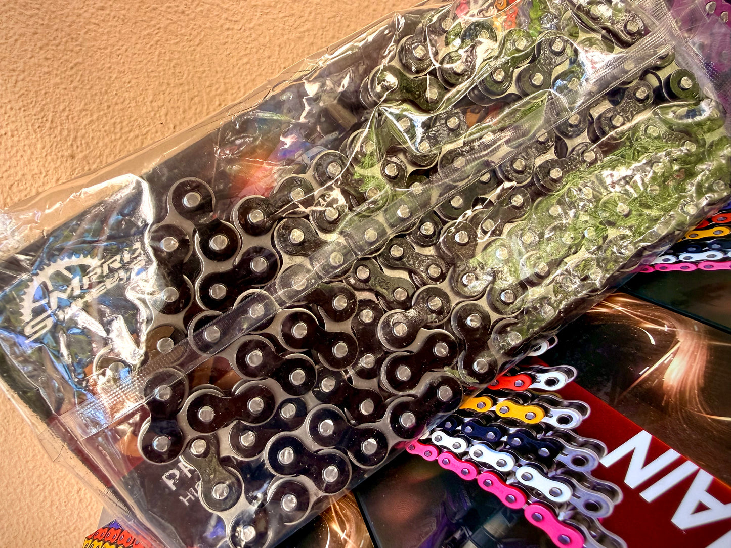 Cadena para supermotard, enduro o cross de la marca Smprowheels, con eslabones de acero resistente y acabado duradero.