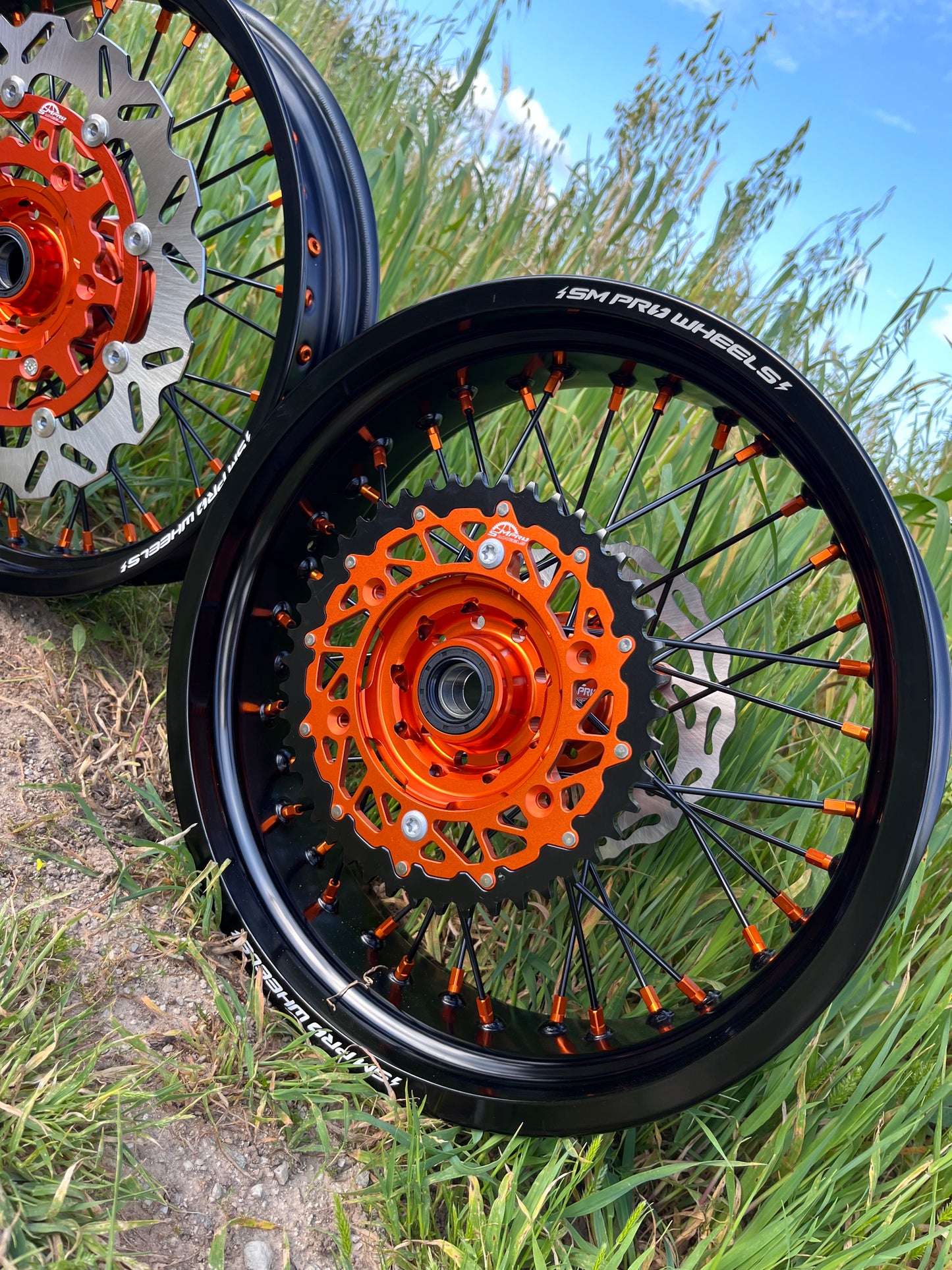 Llantas Supermotard Aro negro , bujes y accesorios naranja