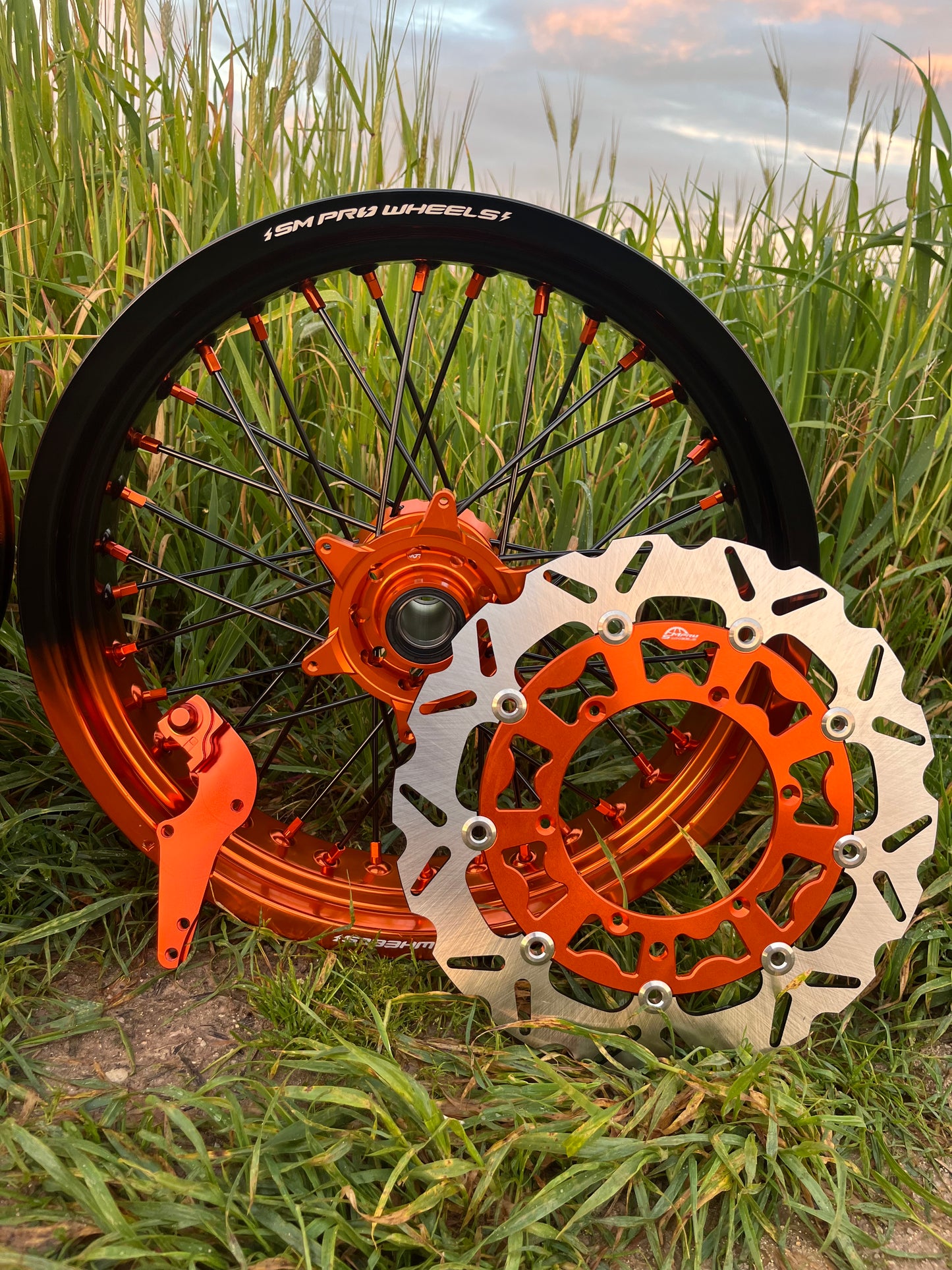 Llantas Bicolor Naranja/Negro  completas + accesorios