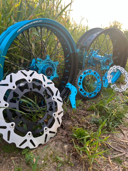 Llantas Supermotard bicolor negro/celeste anodizado + accesorios