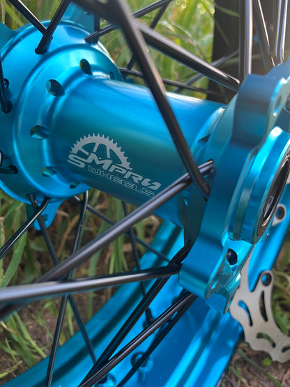 Llantas Supermotard bicolor negro/celeste anodizado + accesorios