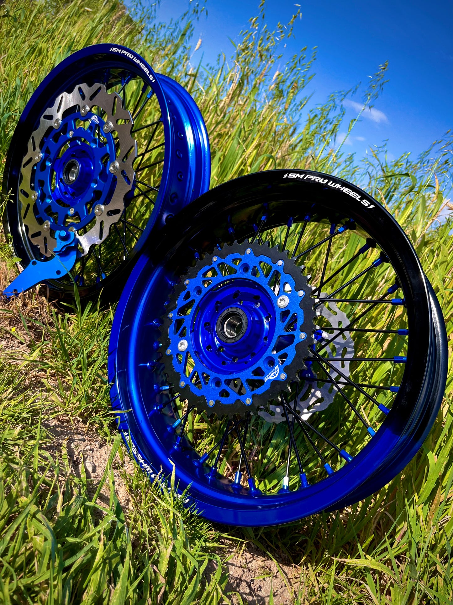 Llantas Supermotard oficiales de Smprowheels, kit completo y personalizable para motos supermotard, en acabado negro brillante.