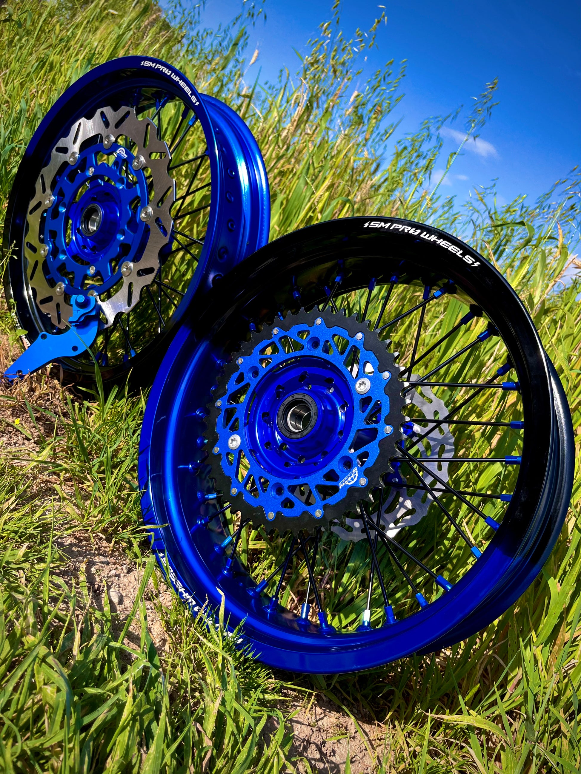 Llantas Supermotard oficiales de Smprowheels, kit completo y personalizable para motos supermotard, en acabado negro brillante.