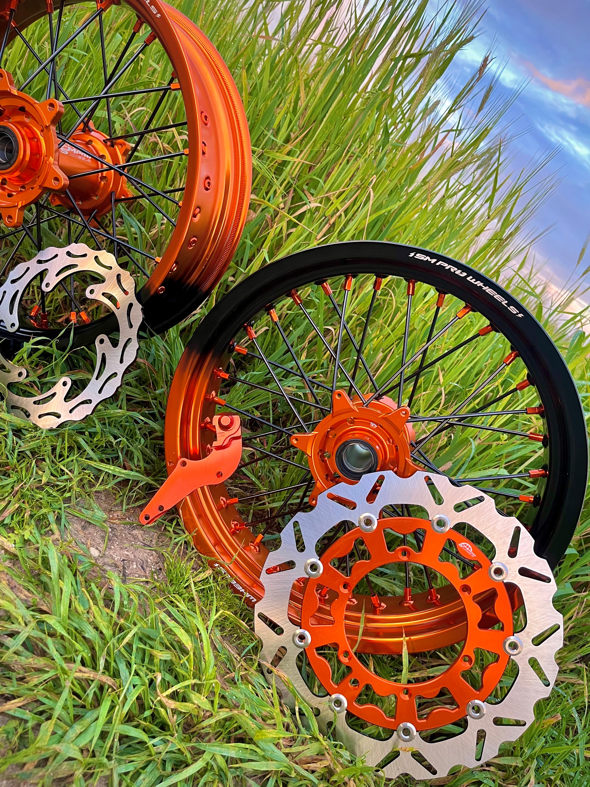Llantas Supermotard oficiales de Smprowheels con diseño personalizable para motos de alto rendimiento.