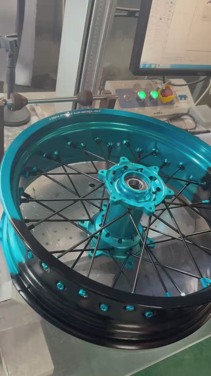 Llantas Supermotard bicolor negro/celeste anodizado + accesorios