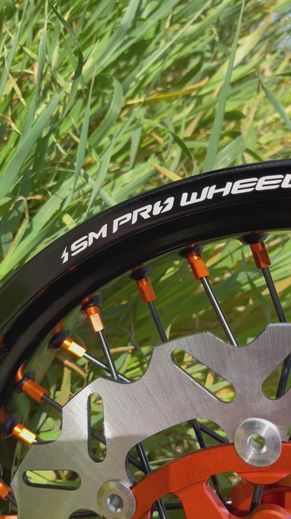 Llantas Supermotard Aro negro , bujes y accesorios naranja